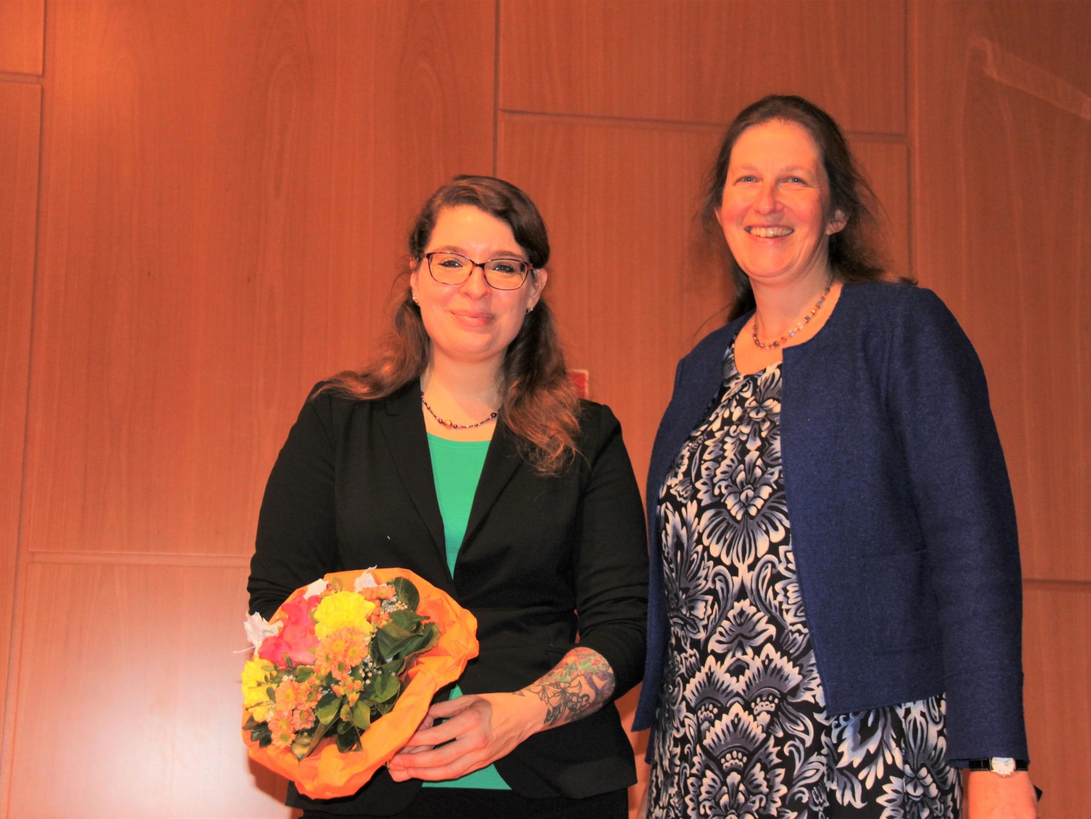 Andrea Honecker (r.), Vorsitzende der KED in NRW, dankte Prof. i.V. Dr. Laura Flöter-Fratesi (l.) für ihren Vortrag beim KED Elternforum im Museum Folkwang mit einem Blumenstrauß.