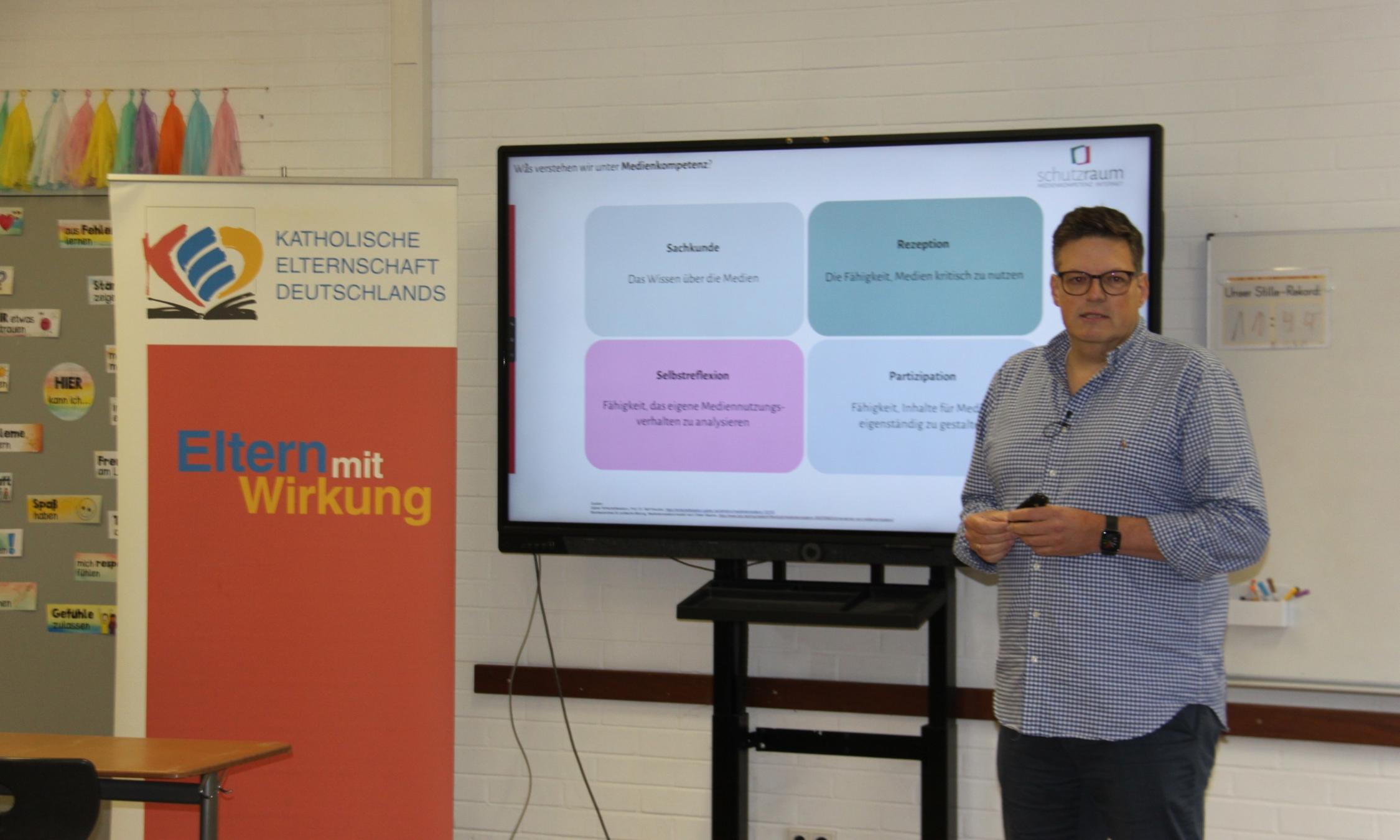 Hanno Lenz klärte über die Gefahren und Trends beim Umgang mit Smartphone & Co auf.