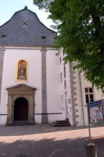 Kirchenvorplatz 
